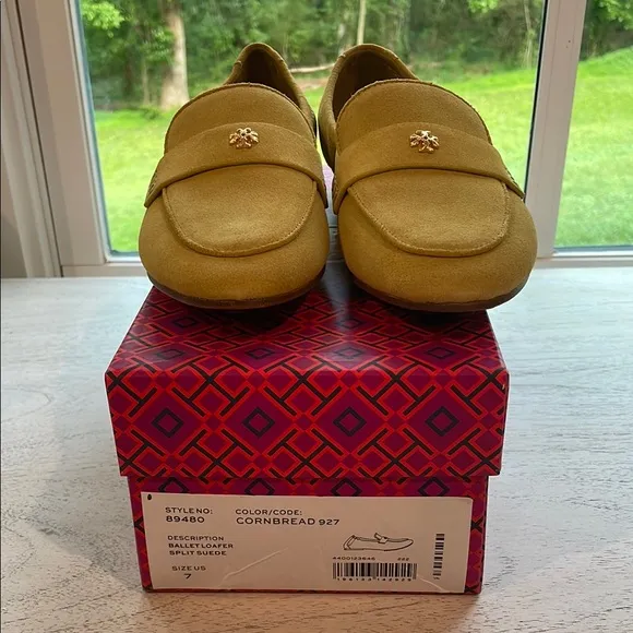 New In Box Tory Burch Suede Ballet Loafers with Box and Dust Bag. Size 7.