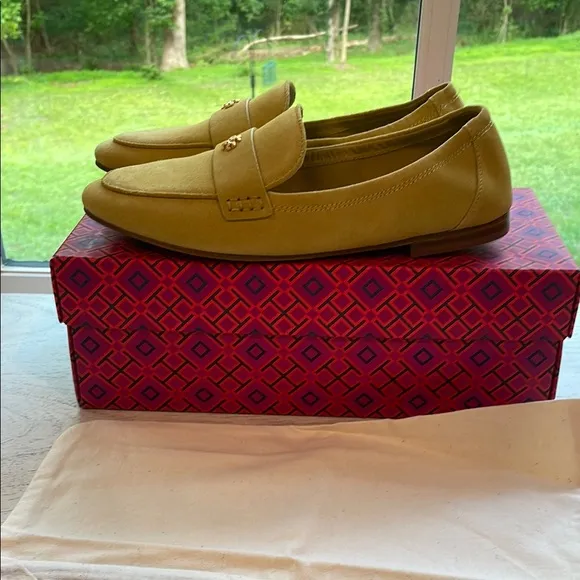 New In Box Tory Burch Suede Ballet Loafers with Box and Dust Bag. Size 7.