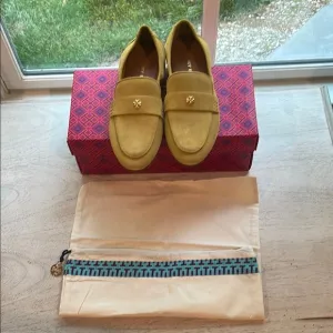 New In Box Tory Burch Suede Ballet Loafers with Box and Dust Bag. Size 7.