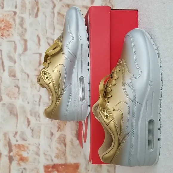 New Nike Air Max 1 LX Sneakers