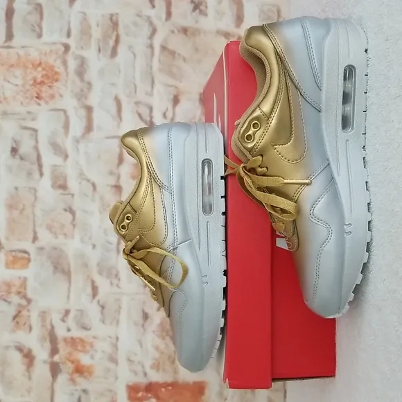 New Nike Air Max 1 LX Sneakers