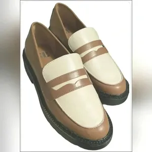New Preppy Leather Size 9.5 Penny Loafers Slip-On 2 Tone Lugsole