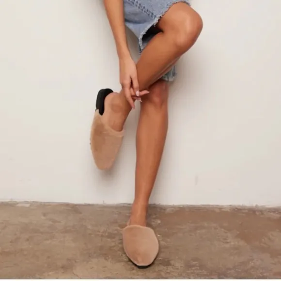 NEW ROAM Cloud Mules Beige Tan Faux Fur Fuzzy Slides