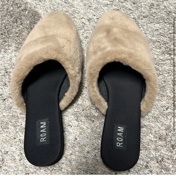 NEW ROAM Cloud Mules Beige Tan Faux Fur Fuzzy Slides