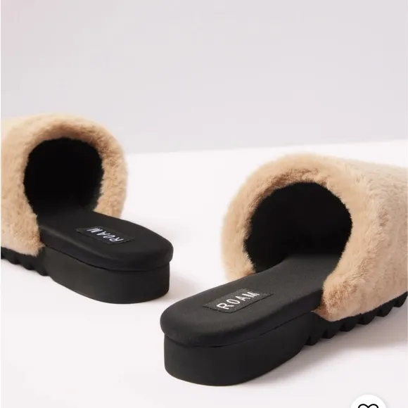 NEW ROAM Cloud Mules Beige Tan Faux Fur Fuzzy Slides