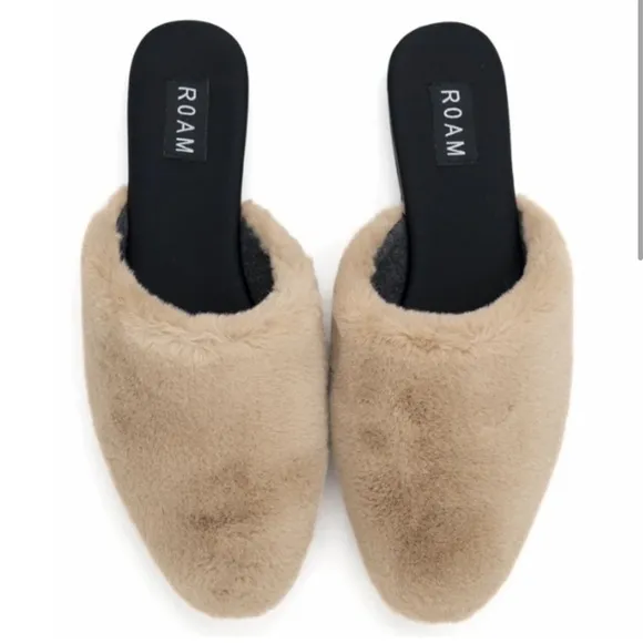 NEW ROAM Cloud Mules Beige Tan Faux Fur Fuzzy Slides