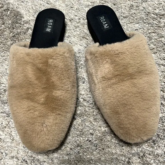 NEW ROAM Cloud Mules Beige Tan Faux Fur Fuzzy Slides