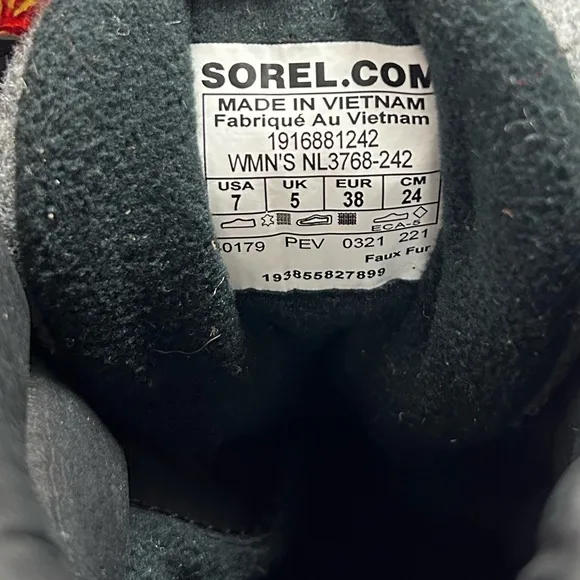 NEW Sorel Kinetic Impact Conquest Waterproof Sneaker Boots, size 7.