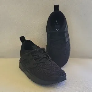 NEW - TODDLERS PUMA BLACK‎ SNEAKERS (sz 8)
