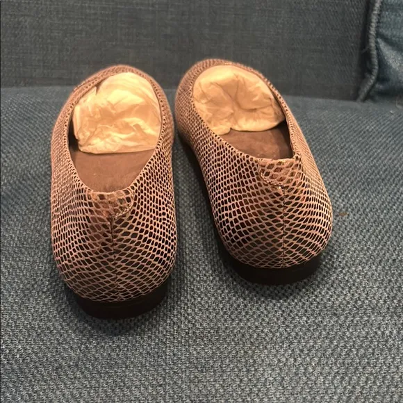 New! Vionic Caballo Textured Flats with Sleek Design