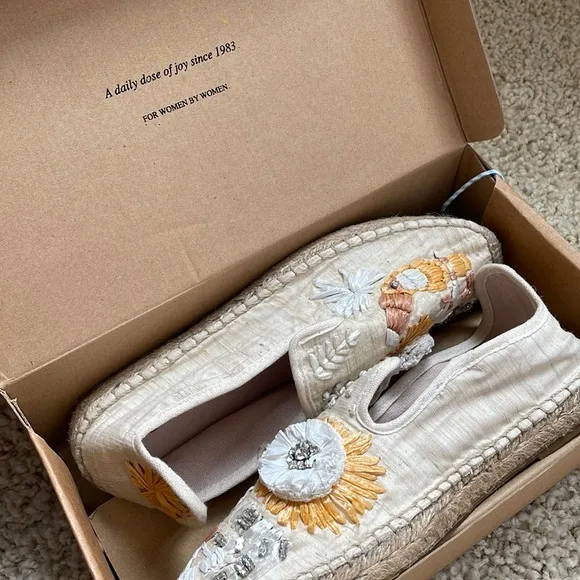 NIB Apepazza Ester stunning embroidered embellished espadrilles