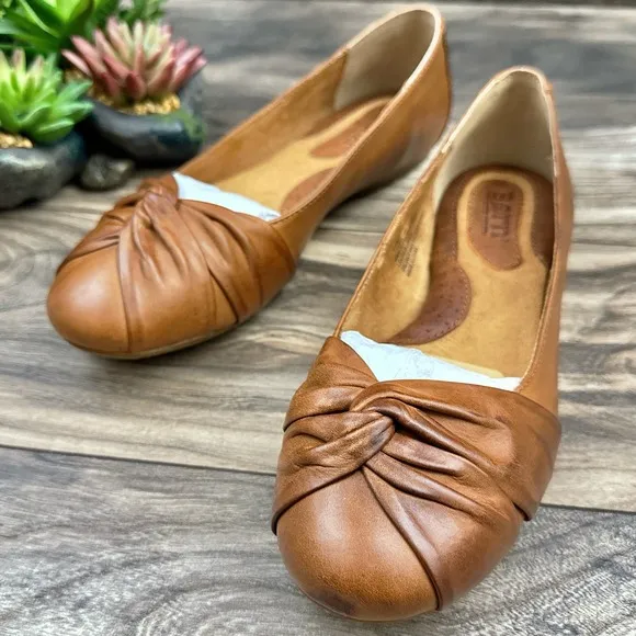 NIB Born Lilly 8.5M Tan Leather Comfort Ballet Flats