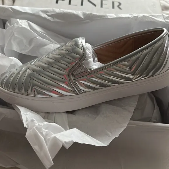 NIB Donald Pliner Pammy Women's Metallic Silver Quilted Slip-on Sneaker