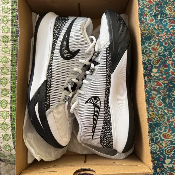 NIB Nike Kylie 8 Black &amp; White Youth Size 6/7.5 Women with Classic Design