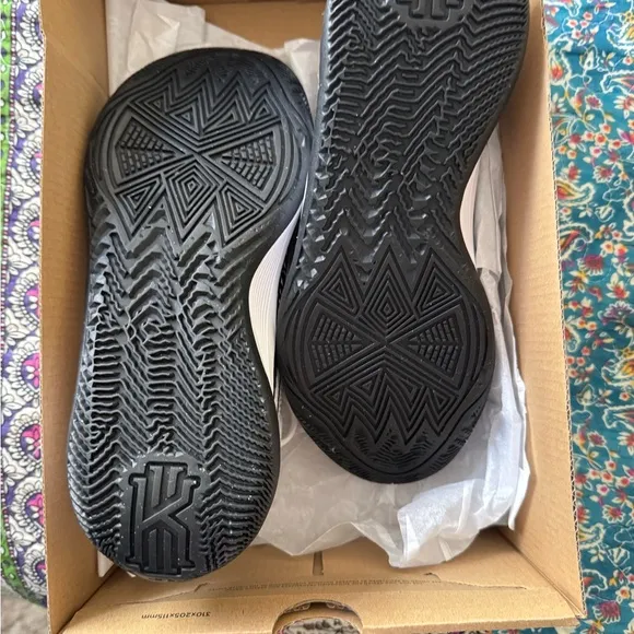 NIB Nike Kylie 8 Black &amp; White Youth Size 6/7.5 Women with Classic Design