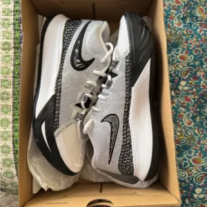 NIB Nike Kylie 8 Black &amp; White Youth Size 6/7.5 Women with Classic Design