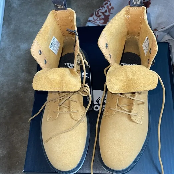 NIB Sorel lace up boots