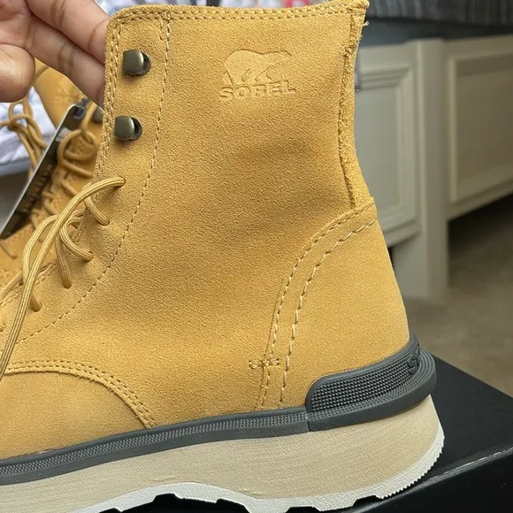 NIB Sorel lace up boots