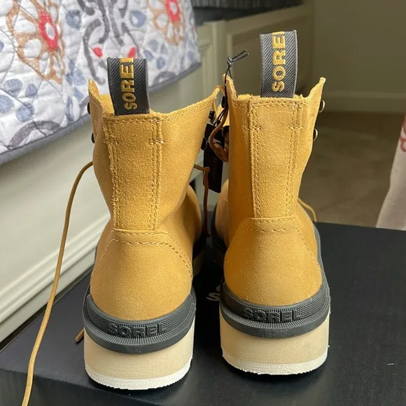NIB Sorel lace up boots