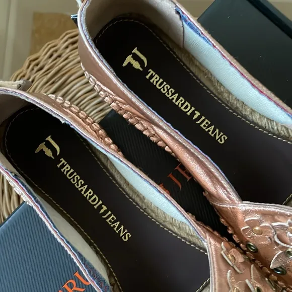 NIB Trussardi Jeans made in Spain leather 3d floral rose gold espadrilles
