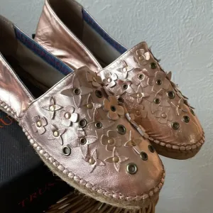 NIB Trussardi Jeans made in Spain leather 3d floral rose gold espadrilles