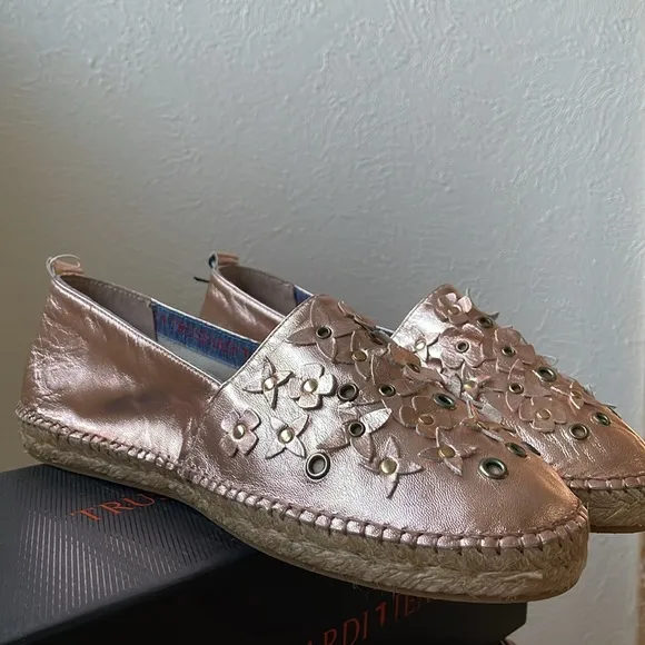 NIB Trussardi Jeans made in Spain leather 3d floral rose gold espadrilles
