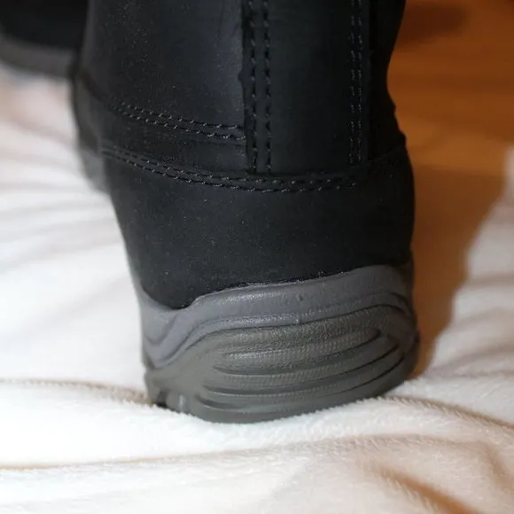 NIB UGG ADIRONDACK II WOMEN'S WINTER SNOW BOOTS BLACK LEATHER PLAID 6‎