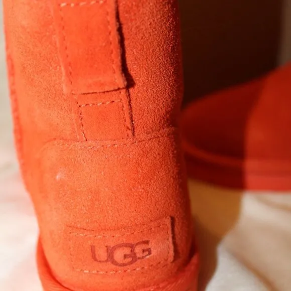 NIB UGG MINI‎ SUEDE SHEARLING LINED LOGO ANKLE BOOTS ORANGE