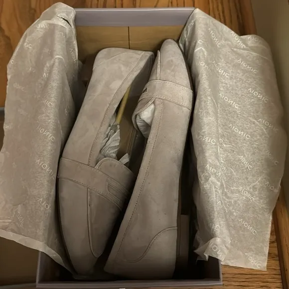 NIB VIONIC Light Grey Savannah Suede Almond Toe Loafers Size 10 Wide Width NEW
