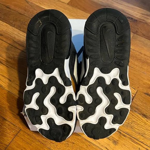 NIKE Air Kids sneakers in excellent condition.