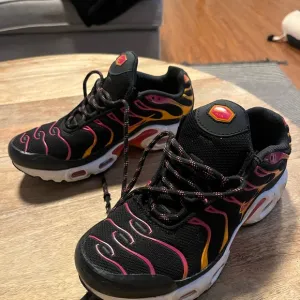 Nike Black and Pink Air Max Plus GS Sneakers 5Y