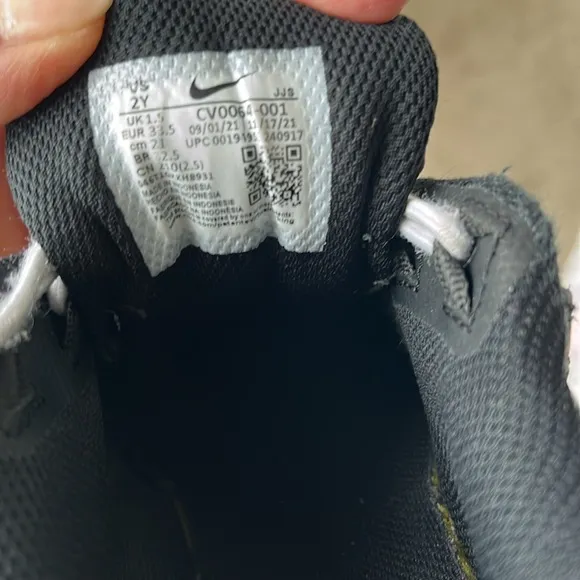 Nike Black Boys Sneakers Size 2Y
