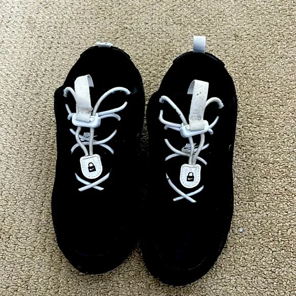 Nike Black Boys Sneakers Size 2Y