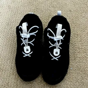 Nike Black Boys Sneakers Size 2Y
