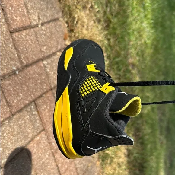 Nike Jordan 4 Thunder Black and Yellow Performance
