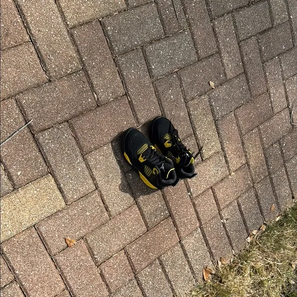 Nike Jordan 4 Thunder Black and Yellow Performance