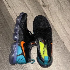Nike Kids Sneakers Black and Orange Boys sz 7