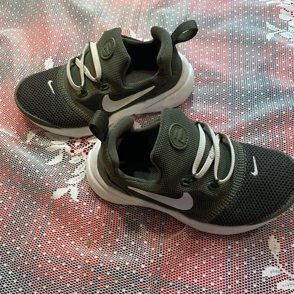 Nike Kids Sneakers in Green  and Tan