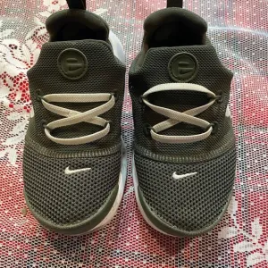 Nike Kids Sneakers in Green  and Tan