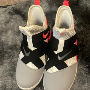 Nike LeBron Soldier X11 Black,White, Crimson