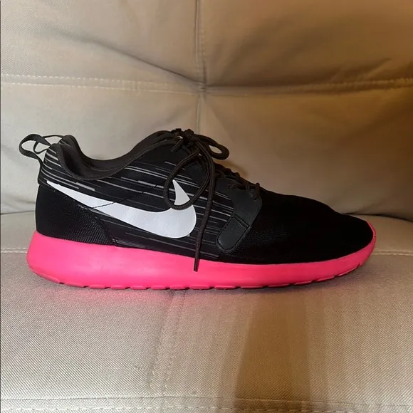 Nike Men’s Roshe Run Hyperfuse Black and Pink Sneakers Shoes Size 11.5