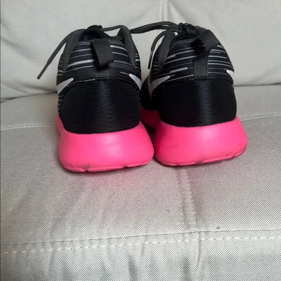 Nike Men’s Roshe Run Hyperfuse Black and Pink Sneakers Shoes Size 11.5