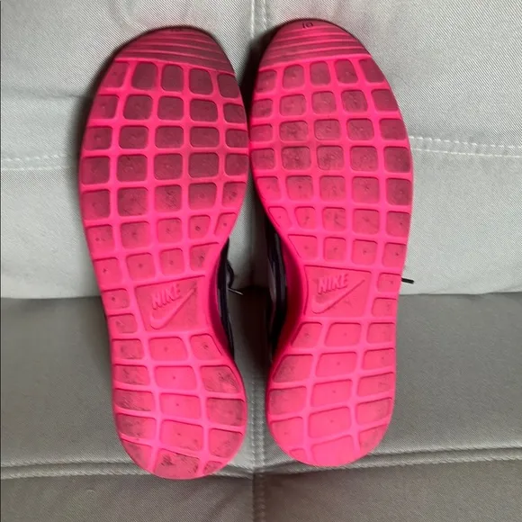 Nike Men’s Roshe Run Hyperfuse Black and Pink Sneakers Shoes Size 11.5
