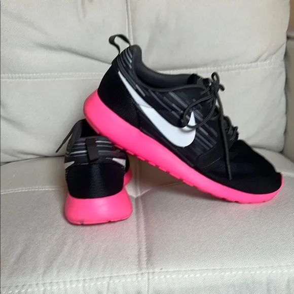 Nike Men’s Roshe Run Hyperfuse Black and Pink Sneakers Shoes Size 11.5
