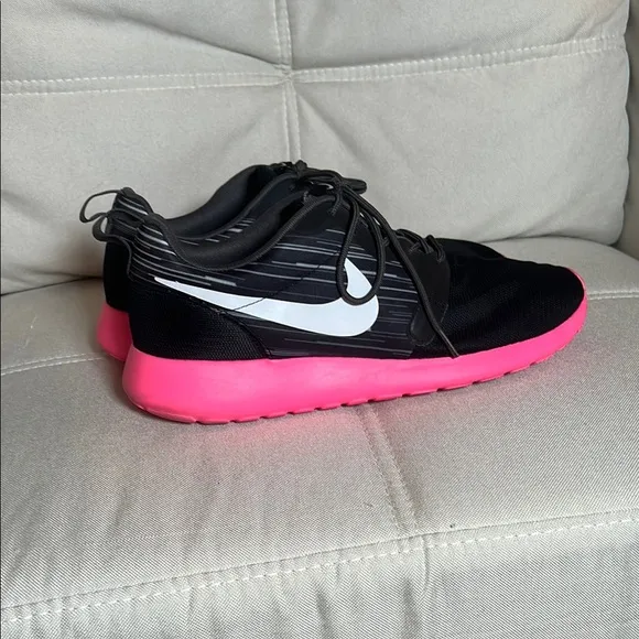 Nike Men’s Roshe Run Hyperfuse Black and Pink Sneakers Shoes Size 11.5