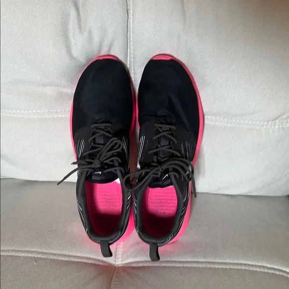 Nike Men’s Roshe Run Hyperfuse Black and Pink Sneakers Shoes Size 11.5
