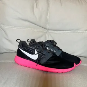 Nike Men’s Roshe Run Hyperfuse Black and Pink Sneakers Shoes Size 11.5