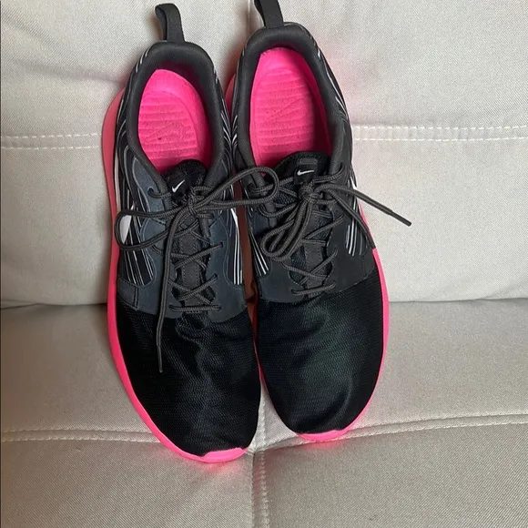 Nike Men’s Roshe Run Hyperfuse Black and Pink Sneakers Shoes Size 11.5