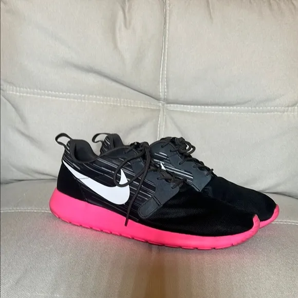 Nike Men’s Roshe Run Hyperfuse Black and Pink Sneakers Shoes Size 11.5