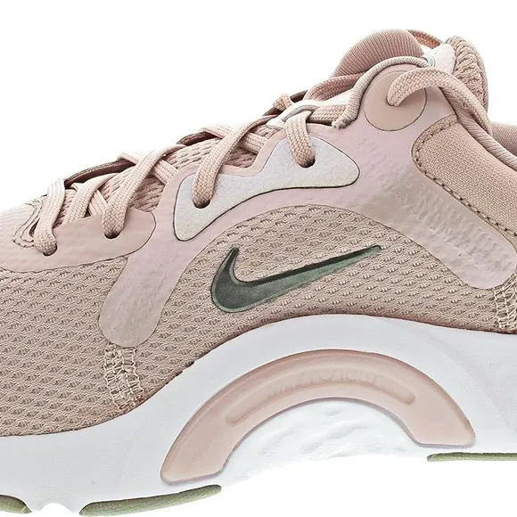 Nike Pink Sneakers with Breathable Mesh and Sleek Design